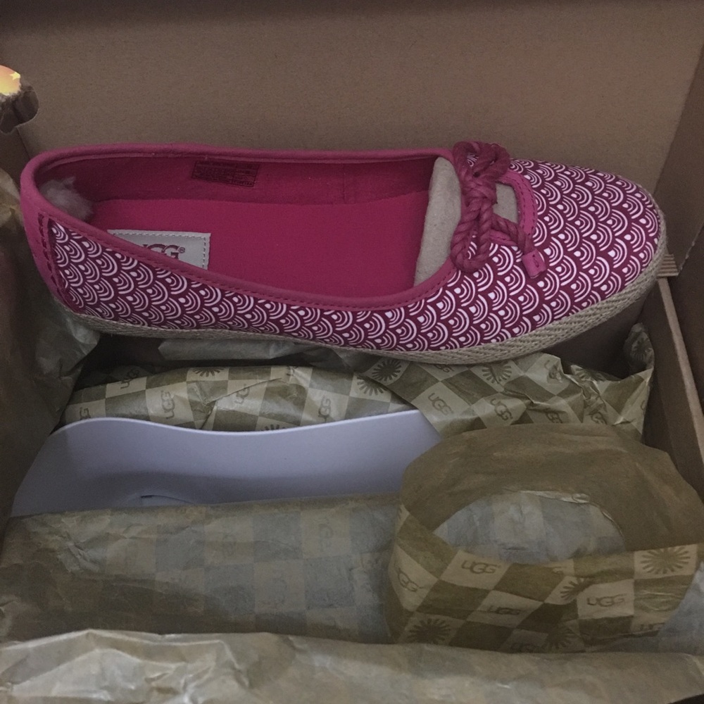 UGG Scallop Syleste sz 10 NEW IN BOX